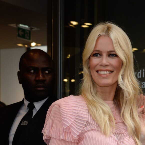 Claudia Schiffer participe à une séance de dédicaces de son livre au magasin colette. Paris, le 28 septembre 2017.