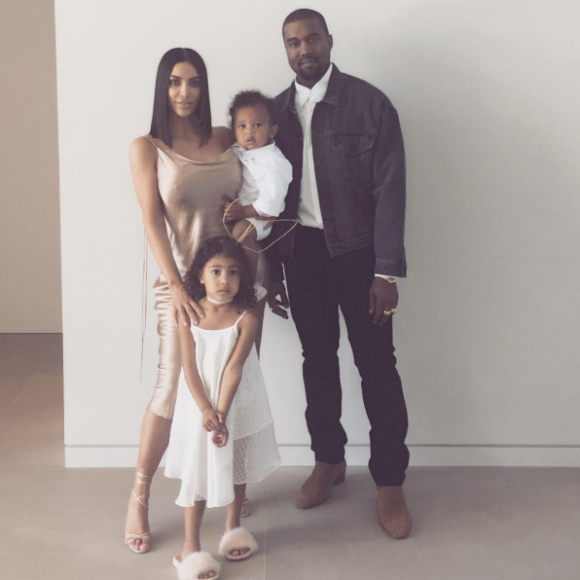 Kim Kardashian et Kanye West prennent la pose avec leurs enfants North et Saint pour Pâques 2017.