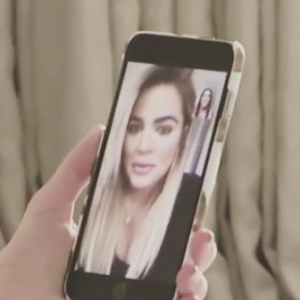 Kim Kardashian annonce qu'elle attend un troisième enfant (par mère porteuse) à sa soeur Khoé dans "L'incroyable famille Kardashian". Bande-annonce publiée le 28 septembre 2017.