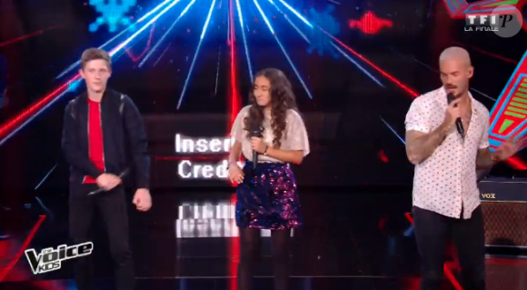 M. Pokora sur scène avec ses finalistes Betyssam et Antoine lors de la finale de "The Voice Kids 4" (TF1), samedi 30 septembre 2017.