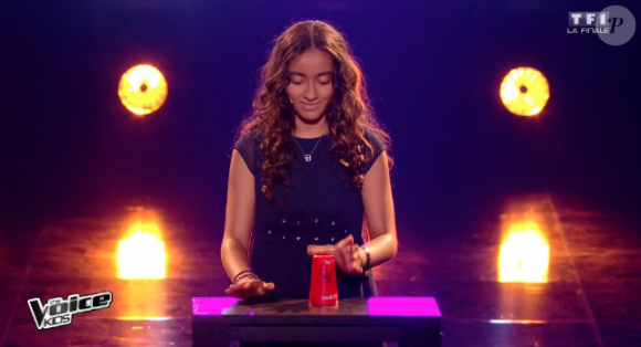 Betyssam et son gobelet lors de la finale de "The Voice Kids 4" (TF1), samedi 30 septembre 2017.