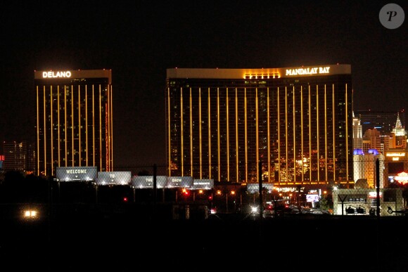 Las Vegas a été le théâtre d'une fusillade qui a fait au moins cinquante morts et plus de 400 blessés le 1er octobre 2017, lors du concert de Jason Aldean au dernier soir du festival country Route 91 Country Music. Le tireur était posté au 32e étage du Mandalay Bay Resort and Casino.