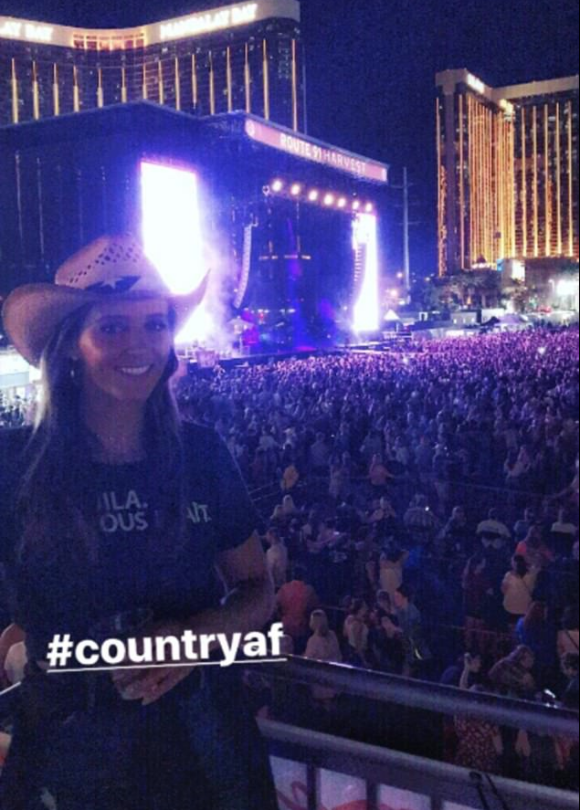 Laura Robson devant le Mandalay Bay Resort and Casino à Las Vegas le 1er octobre 2017 quelques minutes avant la fusillade qui a fait au moins cinquante morts et plus de 400 blessés lors d'un festival de musique country.