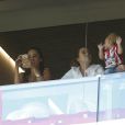 Erika Griezmann et sa fille Mia dans les tribunes lors du match de Liga Atletico de Madrid contre Sevilla FC au stade Wanda Metropolitano à Madrid, le 22 septembre 2017.
