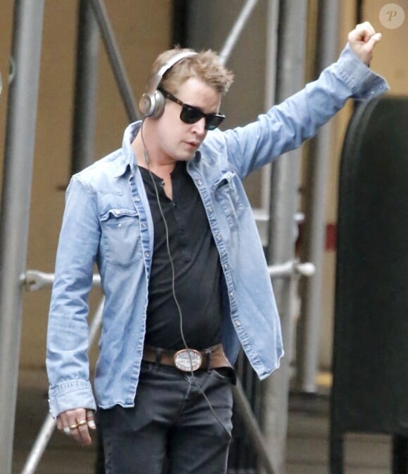Exclusif - Macaulay Culkin hèle un taxi à New York le 6 juin 2017.