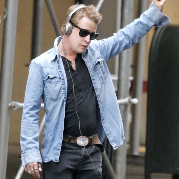 Exclusif - Macaulay Culkin hèle un taxi à New York le 6 juin 2017.