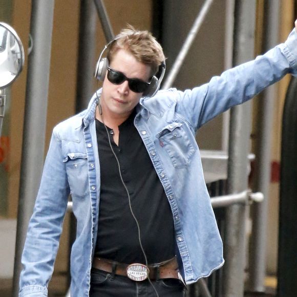 Exclusif - Macaulay Culkin hèle un taxi à New York le 6 juin 2017.