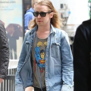 Exclusif - Macaulay Culkin se promène à New York le 24 mai 2017.