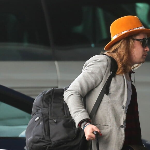 Exclusif - Macaulay Culkin à l'aéroport Paris-Charles-de-Gaulle le 25 mai 2016.