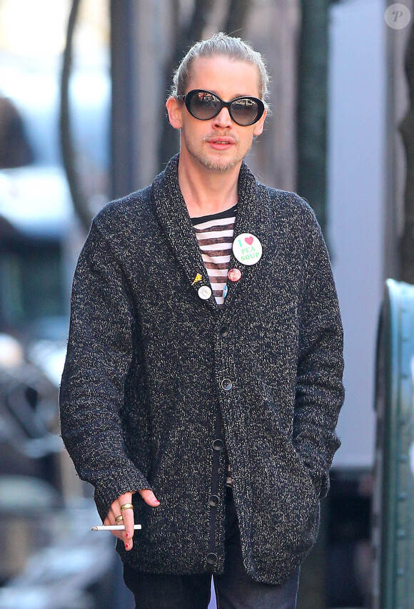 Exclusif - Macaulay Culkin se promène à New York le 8 mars 2015.