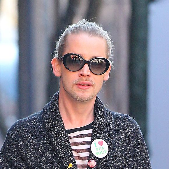 Exclusif - Macaulay Culkin se promène à New York le 8 mars 2015.