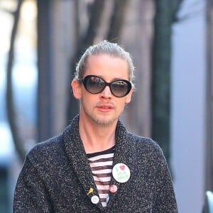 Exclusif - Macaulay Culkin se promène à New York le 8 mars 2015.