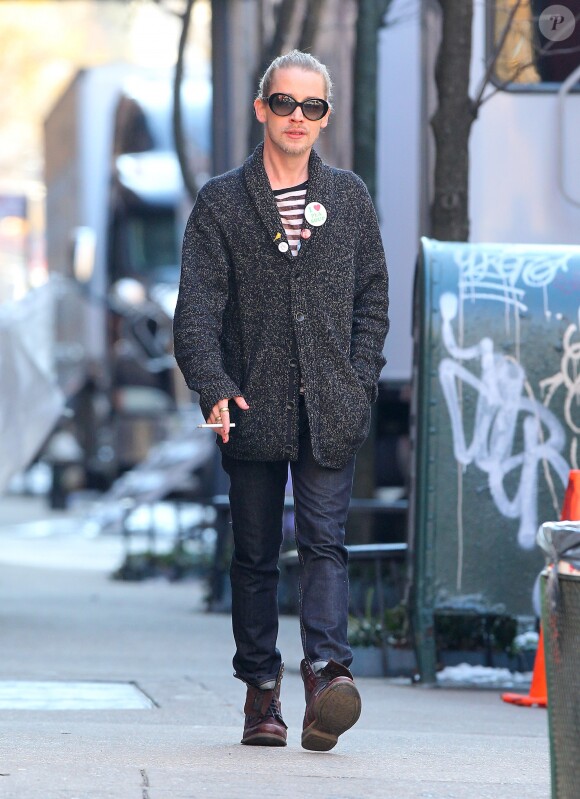 Exclusif - Macaulay Culkin se promène à New York le 8 mars 2015.