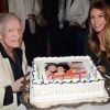 Crystal Harris pose avec son mari Hugh Hefner à l'occasion de la célébration de son 91e anniversaire. Instagram, le 14 avril 2017.
