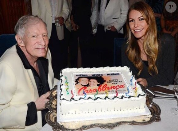 Crystal Harris pose avec son mari Hugh Hefner à l'occasion de la célébration de son 91e anniversaire. Instagram, le 14 avril 2017.