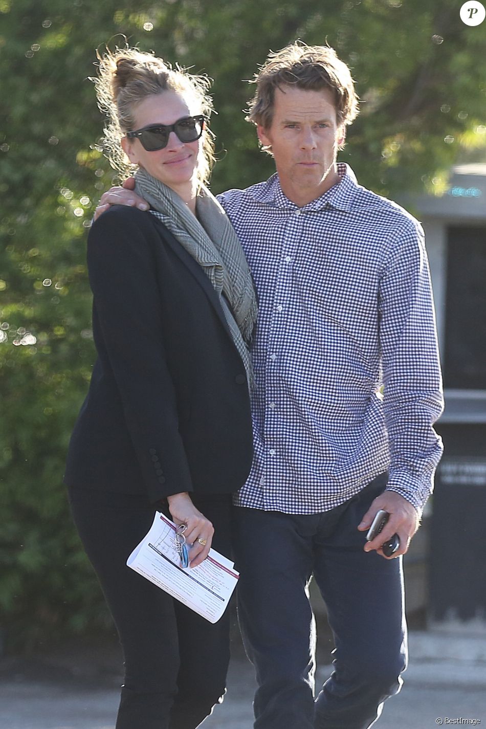 Julia Robert Et Son Mari Exclusif - Julia Roberts, souriante et détendue, avec son mari Daniel Moder  quittent les urgences d'un centre médical de Malibu le 13 mai 2017. -  Purepeople