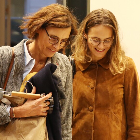 Exclusif - Inès de la Fressange et sa fille Violette d'Urso lors de la soirée de lancement de la collection Automne-Hiver 2017 UNIQLO U à la boutique Uniqlo à Paris, le 4 octobre 2017. © Denis Guignebourg/Bestimage