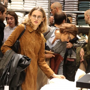 Exclusif - Inès de la Fressange et sa fille Violette d'Urso lors de la soirée de lancement de la collection Automne-Hiver 2017 UNIQLO U à la boutique Uniqlo à Paris, le 4 octobre 2017. © Denis Guignebourg/Bestimage