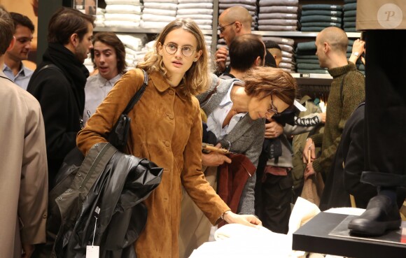 Exclusif - Inès de la Fressange et sa fille Violette d'Urso lors de la soirée de lancement de la collection Automne-Hiver 2017 UNIQLO U à la boutique Uniqlo à Paris, le 4 octobre 2017. © Denis Guignebourg/Bestimage