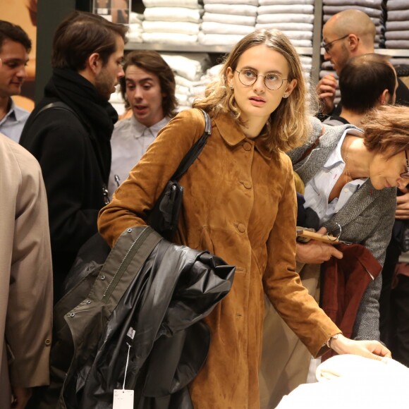 Exclusif - Inès de la Fressange et sa fille Violette d'Urso lors de la soirée de lancement de la collection Automne-Hiver 2017 UNIQLO U à la boutique Uniqlo à Paris, le 4 octobre 2017. © Denis Guignebourg/Bestimage