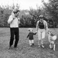 Archives - En France, Jean Rochefort chez lui avec sa femme Alexandra et leurs enfants Marie et Julien le 1er  juillet 1965
