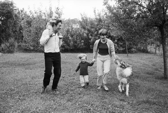 Archives - En France, Jean Rochefort chez lui avec sa femme Alexandra et leurs enfants Marie et Julien le 1er  juillet 1965