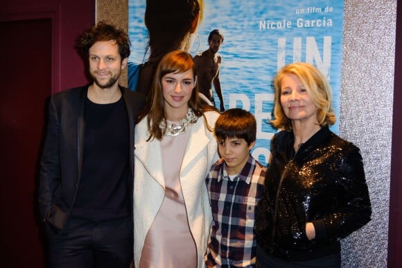 Louise Bourgoin et Mathias Brézot entre Nicole Garcia et son fils Pierre Rochefort lors de l'avant-première du film "Un Beau Dimanche" à Paris, le 3 février 2014