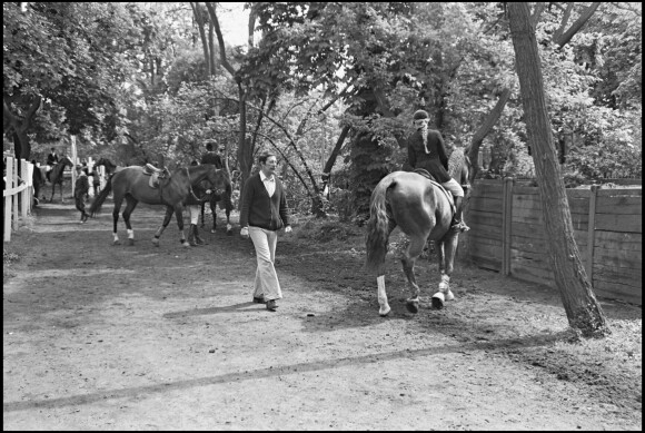 Jean Rochefort en famille à un concours hippique en 1977