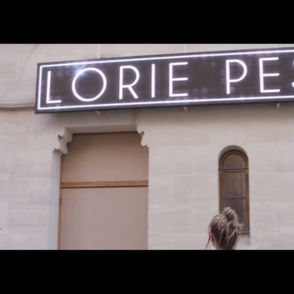 Image extraite du clip La Vie est belle de Lorie Pester - octobre 2017.