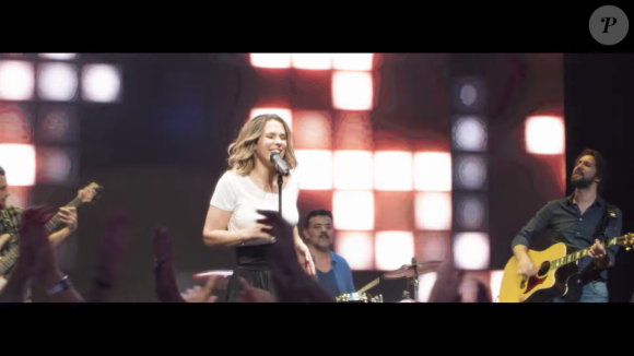 Image extraite du clip La Vie est belle de Lorie Pester - octobre 2017.