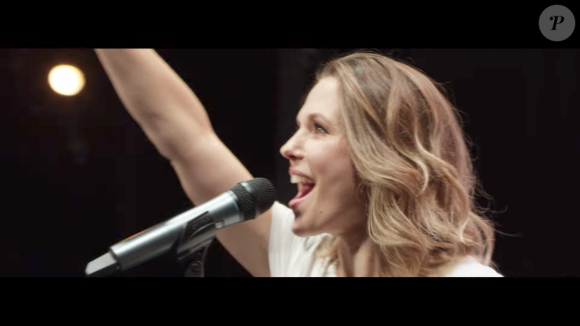 Image extraite du clip La Vie est belle de Lorie Pester - octobre 2017.