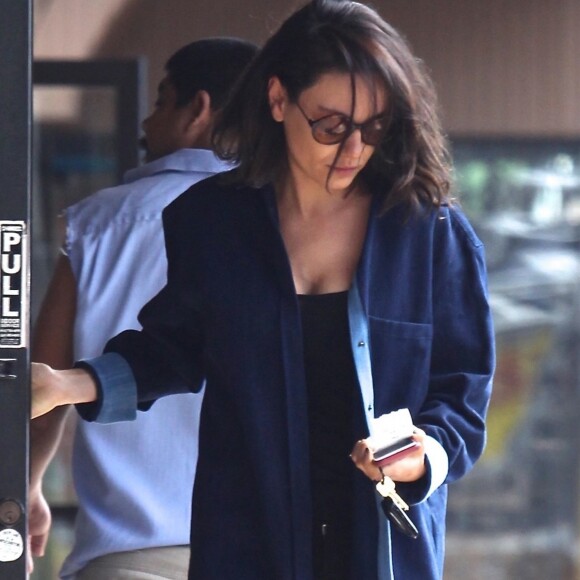 Exclusif - Mila Kunis est allée se faire masser à Van Nuys, le 21 septembre 2017