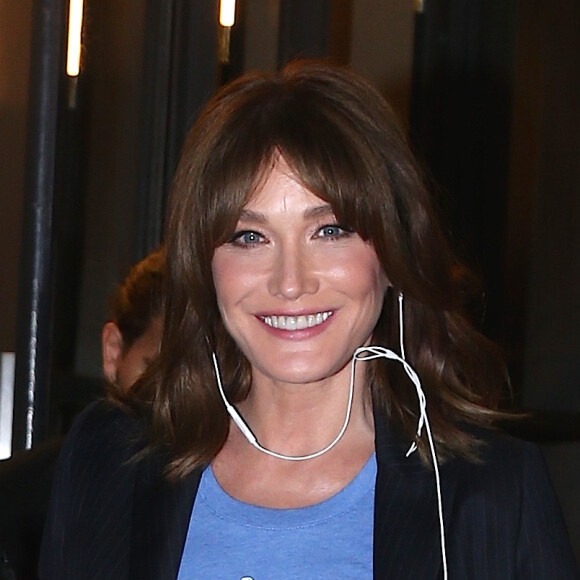 Carla Bruni quitte l'émission "Watch What Happens Live!" à New York le 10 octobre 2017.