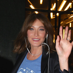 Carla Bruni quitte l'émission "Watch What Happens Live!" à New York le 10 octobre 2017.