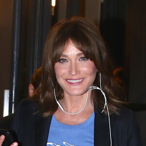 Carla Bruni quitte l'émission "Watch What Happens Live!" à New York le 10 octobre 2017.