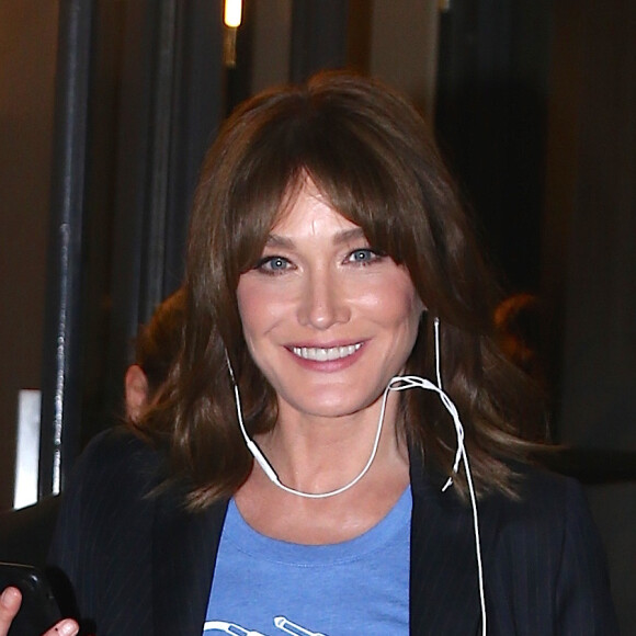 Carla Bruni quitte l'émission "Watch What Happens Live!" à New York le 10 octobre 2017.