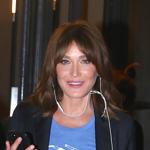 Carla Bruni quitte l'émission "Watch What Happens Live!" à New York le 10 octobre 2017.