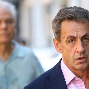 Nicolas Sarkozy se promène seul et pensif dans les rues de New York alors que Carla se rend sur les plateaux d'émissions télé le 10 octobre 2017.