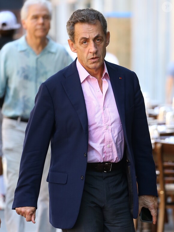 Nicolas Sarkozy se promène seul et pensif dans les rues de New York alors que Carla se rend sur les plateaux d'émissions télé le 10 octobre 2017.