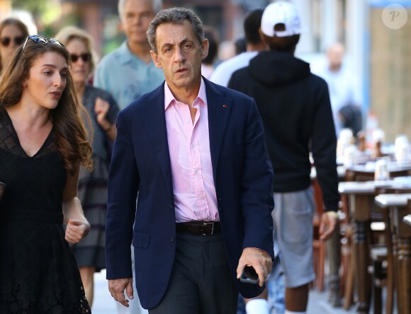 Nicolas Sarkozy se promène seul et pensif dans les rues de New York alors que Carla se rend sur les plateaux d'émissions télé le 10 octobre 2017.