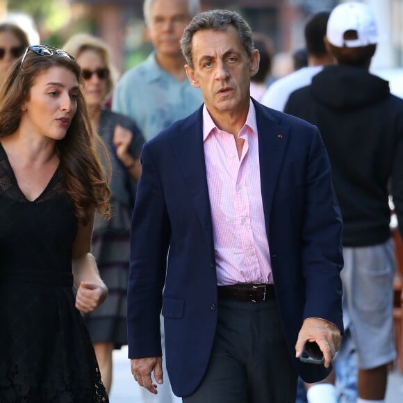 Nicolas Sarkozy se promène seul et pensif dans les rues de New York alors que Carla se rend sur les plateaux d'émissions télé le 10 octobre 2017.