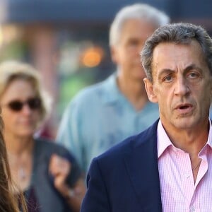 Nicolas Sarkozy se promène seul et pensif dans les rues de New York alors que Carla se rend sur les plateaux d'émissions télé le 10 octobre 2017.