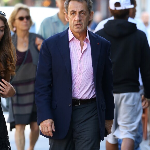 Nicolas Sarkozy se promène seul et pensif dans les rues de New York alors que Carla se rend sur les plateaux d'émissions télé le 10 octobre 2017.