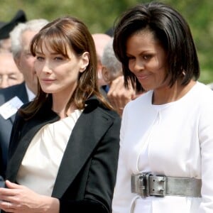 Carla Bruni-Sarkozy et Michelle Obama au 65e anniversaire du débarquement de Normandie, le 6 juin 2009.