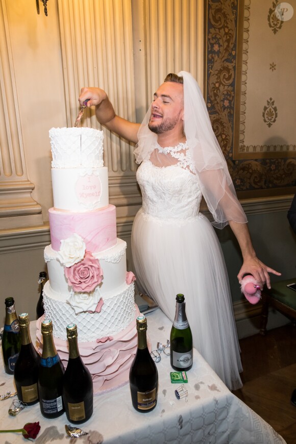 Exclusif - Jeremstar - Le blogeur Jeremstar (Jérémy Gisclon ) se marie avec lui même à la mairie du 1er arrondissement de Paris le 9 octobre 2017. La solo­ga­mie, c'est ce que prétend vivre Jerem­star, qui a décidé de s’auto-épou­ser. © Cyril Moreau/Bestimage