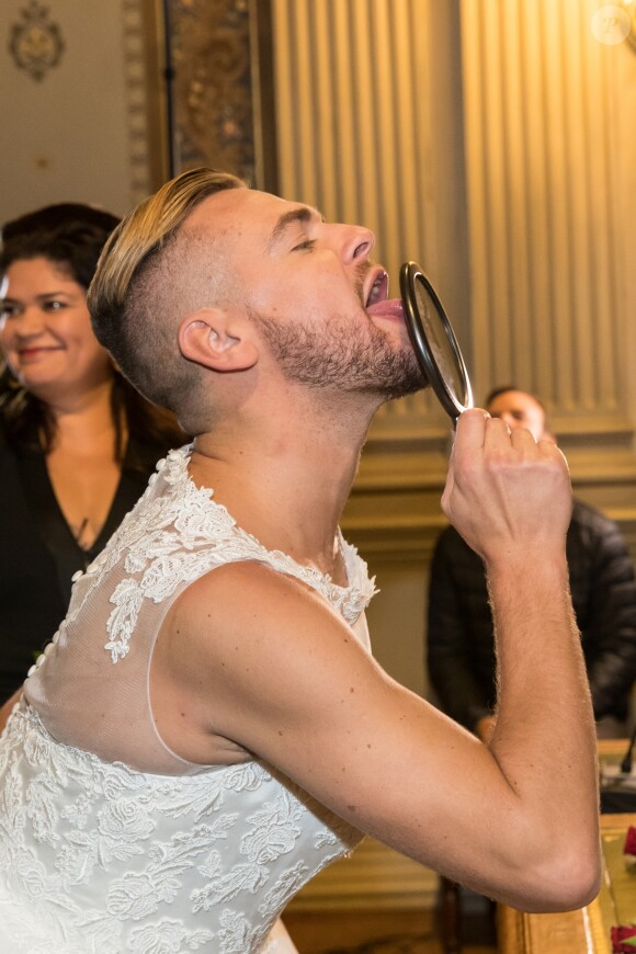 Exclusif - Jeremstar - Le blogeur Jeremstar (Jérémy Gisclon ) se marie avec lui même à la mairie du 1er arrondissement de Paris le 9 octobre 2017. La solo­ga­mie, c'est ce que prétend vivre Jerem­star, qui a décidé de s’auto-épou­ser. © Cyril Moreau/Bestimage