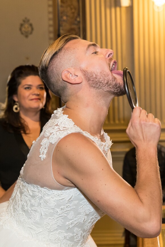 Exclusif - Jeremstar - Le blogeur Jeremstar (Jérémy Gisclon ) se marie avec lui même à la mairie du 1er arrondissement de Paris le 9 octobre 2017. La solo­ga­mie, c'est ce que prétend vivre Jerem­star, qui a décidé de s’auto-épou­ser. © Cyril Moreau/Bestimage