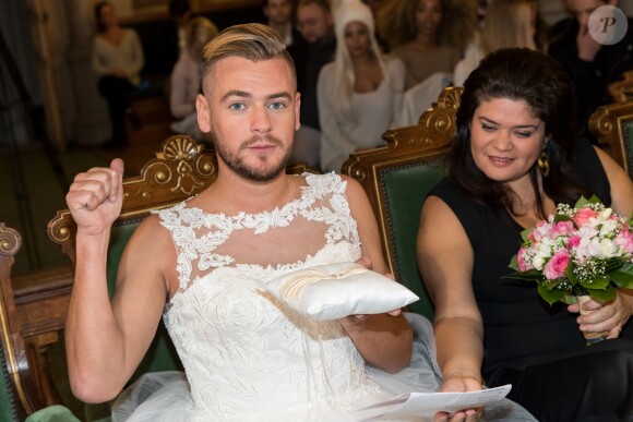 Exclusif - Jeremstar, Raquel Garrido - Le blogeur Jeremstar (Jérémy Gisclon ) se marie avec lui même à la mairie du 1er arrondissement de Paris le 9 octobre 2017. La solo­ga­mie, c'est ce que prétend vivre Jerem­star, qui a décidé de s’auto-épou­ser. © Cyril Moreau/Bestimage