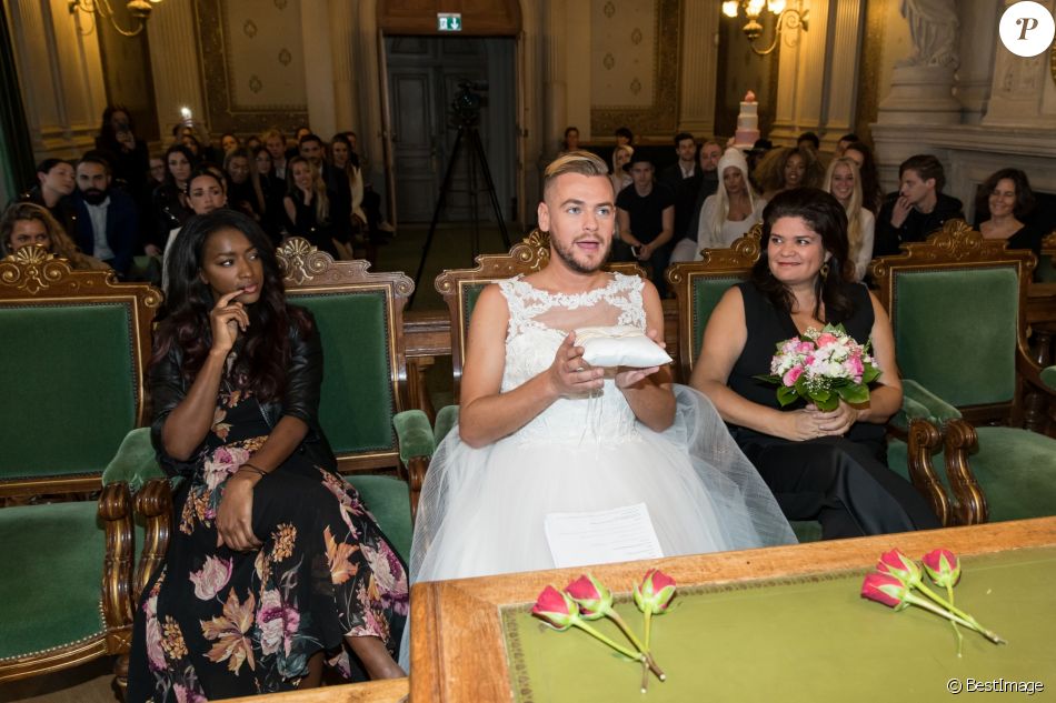 Exclusif Hapsatou Sy Jeremstar Raquel Garrido Le Blogeur Jeremstar Jeremy Gisclon Se Marie Avec Lui Meme A La Mairie Du 1er Arrondissement De Paris Le Purepeople