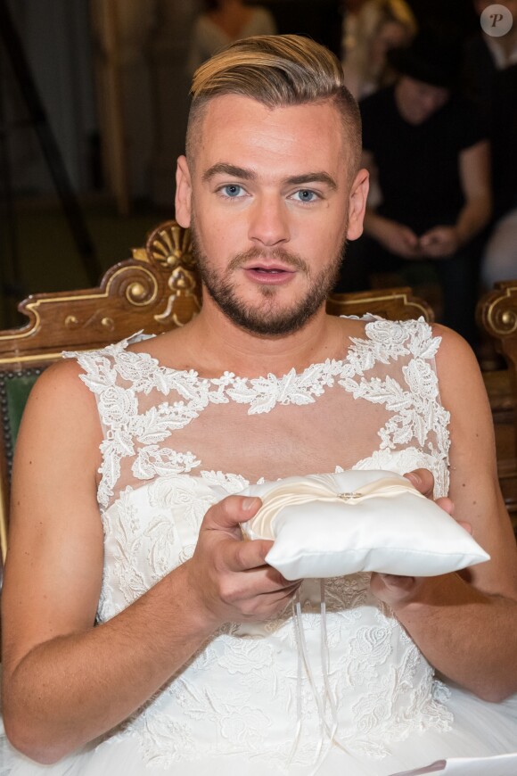 Exclusif - Jeremstar - Le blogeur Jeremstar (Jérémy Gisclon ) se marie avec lui même à la mairie du 1er arrondissement de Paris le 9 octobre 2017. La solo­ga­mie, c'est ce que prétend vivre Jerem­star, qui a décidé de s’auto-épou­ser. © Cyril Moreau/Bestimage